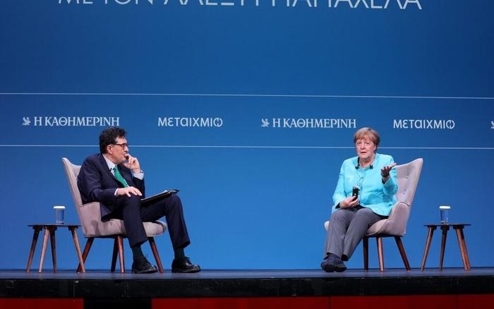 △德国前总理默克尔（右）