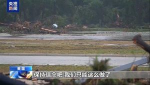The floods in Texas, USA, have destroyed homes. A father is desperately searching for his missing daughter amidst the rubble. He believes they are still alive.