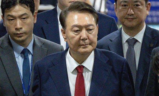 △当地时间7月9日晚,尹锡悦结束审查,离开法院