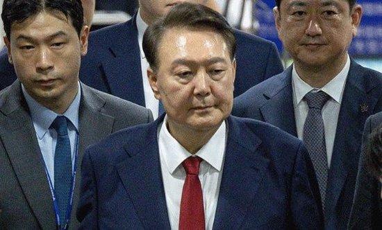 △当地时间7月9日晚，尹锡悦结束审查，离开法院