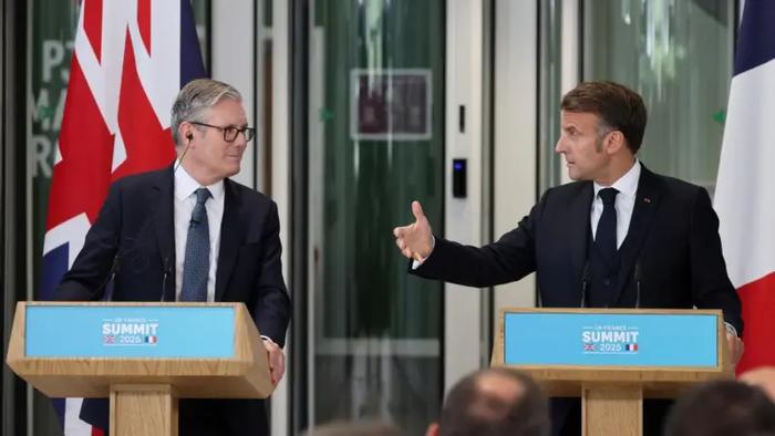 △英国首相斯塔默(左)和法国总统马克龙(右)