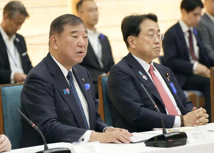 7月7日，白宫新闻发言人卡罗琳·莱维特在记者会上展示美国总统特朗普致韩国总统的信函。图源：新华社