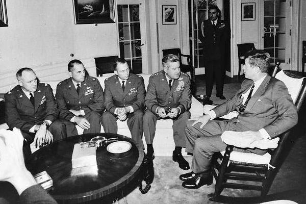 1945年9月2日，旧日本帝国外务大臣重光葵在美国海军“密苏里”号战列舰上签署投降协议 资料图
