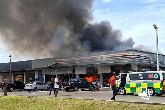 △当地时间7月24日，泰国四色菊府，柬埔寨发射的火箭弹落入一座加油站，造成平民受伤。