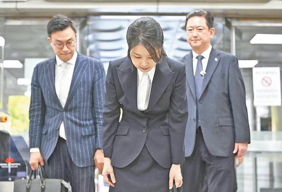 金建希12日抵达首尔中央地方法院，出席逮捕前讯问。（视觉中国）