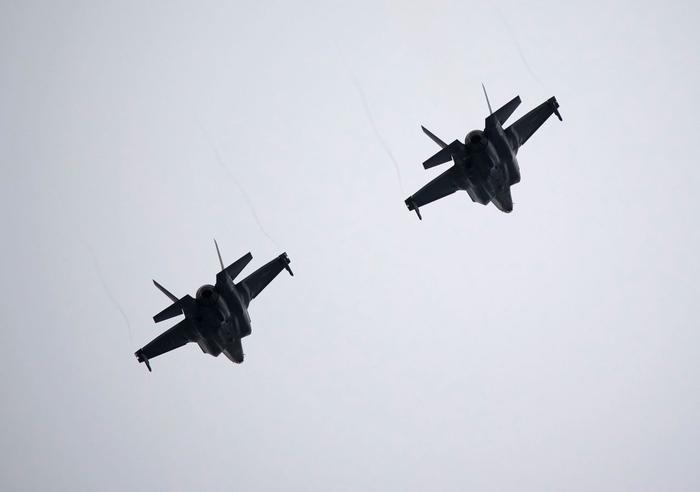 ▲美国F-35战机飞越埃尔门多夫-理查森联合军事基地