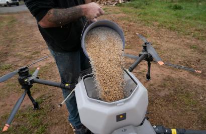 美国农民使用大疆无人机进行播种