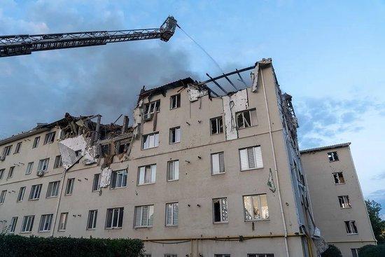 当地时间8月18日，乌克兰哈尔科夫一处居民楼遭俄罗斯导弹袭击。图/视觉中国