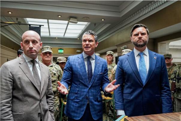 当地时间20日，万斯（右）与赫格塞思（中）、斯蒂芬·米勒（左）在华盛顿特区联合车站慰问国民警卫队士兵。图源：美媒