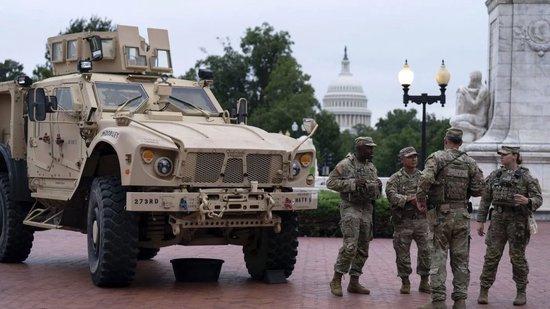 △特朗普与执法人员准备在华盛顿街头巡逻（图源：《国会山报》）